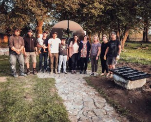 Dariusz Popiela i wolontariusze jego projektu Ludzie nie Liczby przed pomnikiem w Czarnym Dunajcu