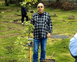 Ron Cohen Paraira planting an oak tree in the Jewish cemetery (Photo: Wojtek Głowacz)