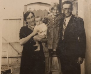 Jakub Horowitz z żoną i dw&oacute;jką dzieci w Bochni w 1938 r. (Fot. z archiwum rodziny Horowitz&oacute;w)